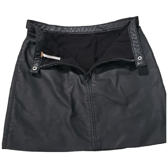 WOMEN'S FREE PEOPLE MIDNIGHT MAGIC FAUX LEATHER MINI SKIRT SIZE 0. - Picture 3 of 10